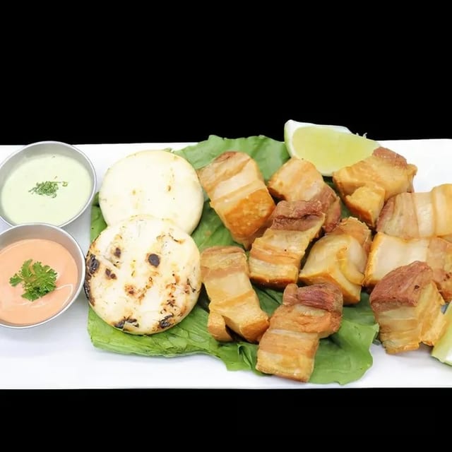 Chicharron Con Arepa o Papa.