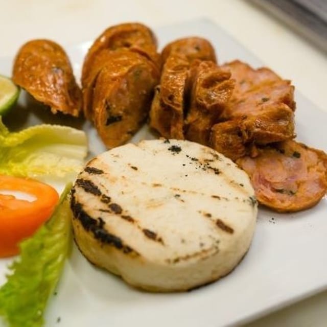 Chorizo Artesanal con Arepa o Papa.